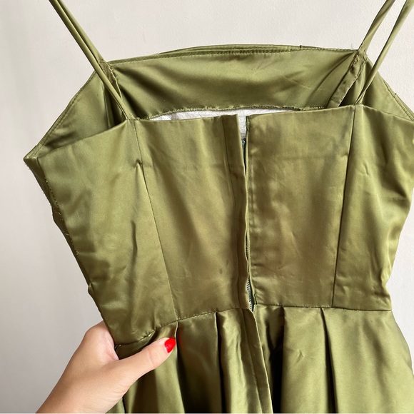 1950s Vintage Green Satin Petal Cocktail Dress - Picture 5 of 7